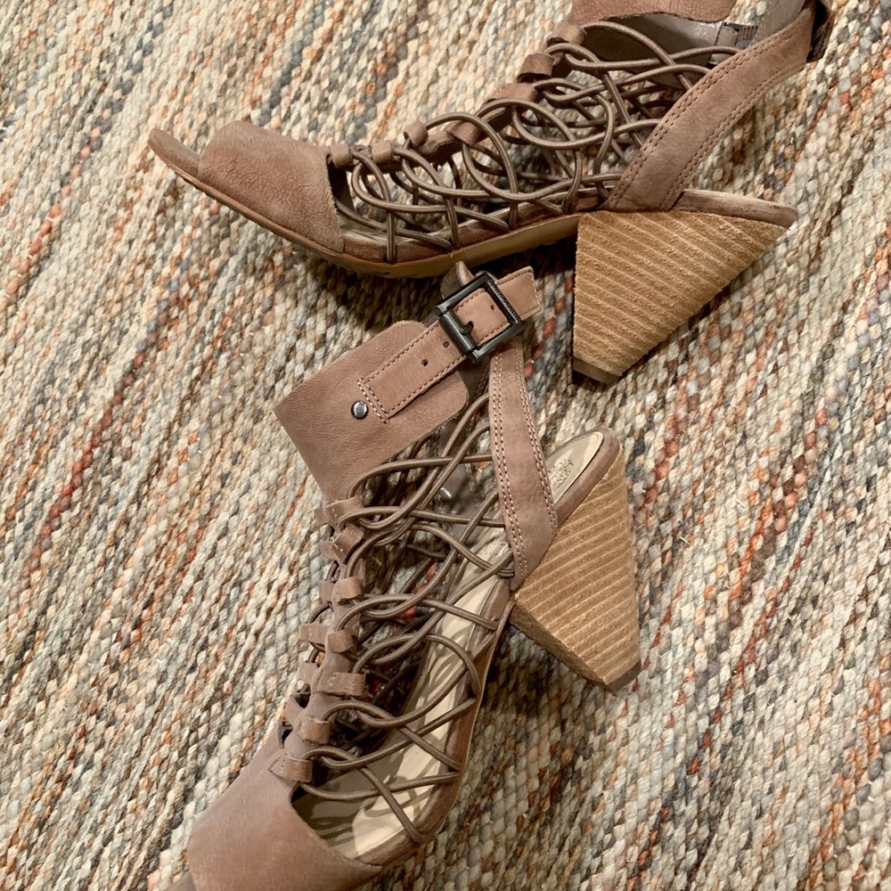 Vince Camuto size 7 triangle wedge